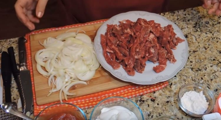 Cut the onions into thin half rings.