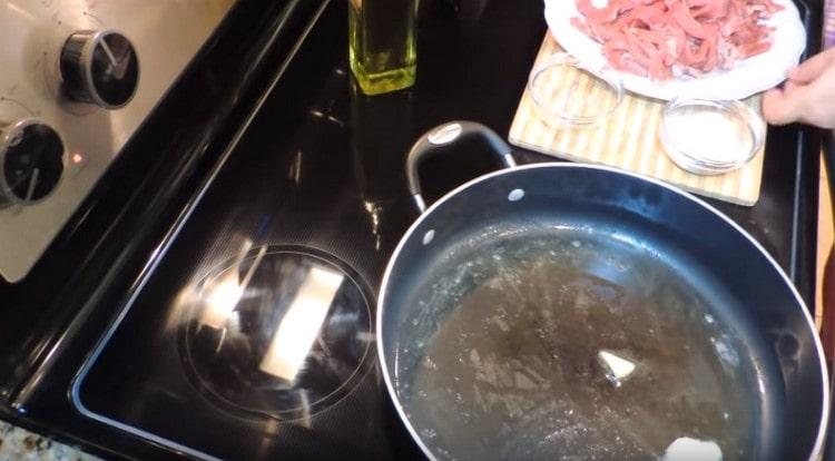 We heat the pan with vegetable and a slice of butter.