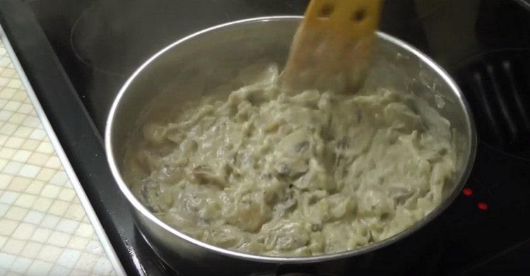 Mix the mushrooms with the sauce well.