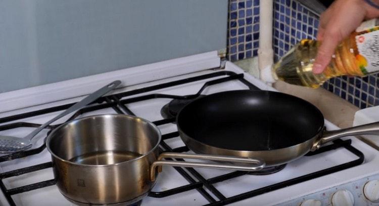 We heat the pan and separately the stewpan with oil.