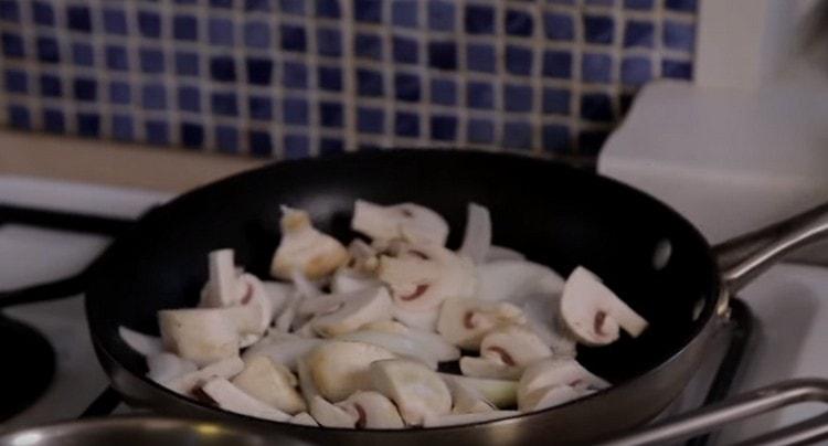 Fry the onion with mushrooms in a pan.
