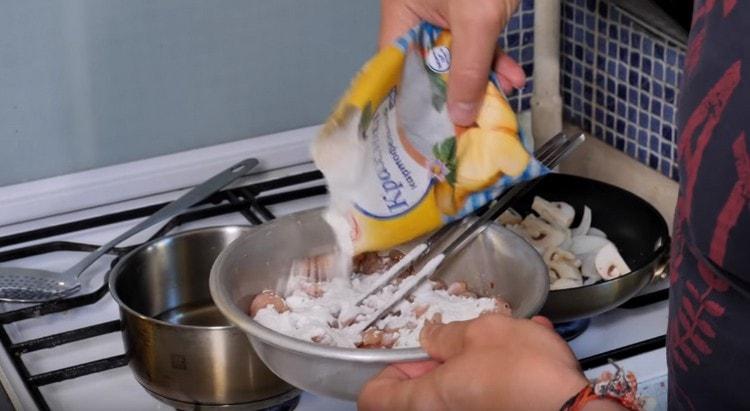 We add starch to turkey meat and mix.