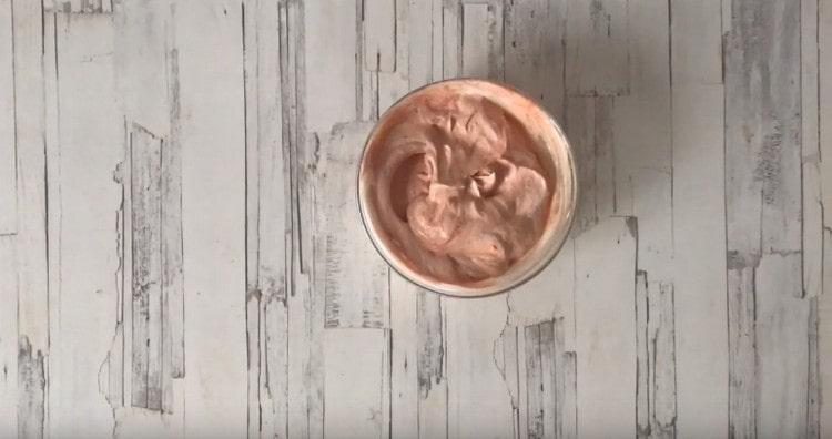 Mix sour cream with tomato paste.