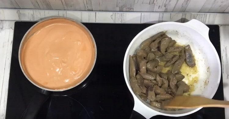 Fry the liver in another pan.