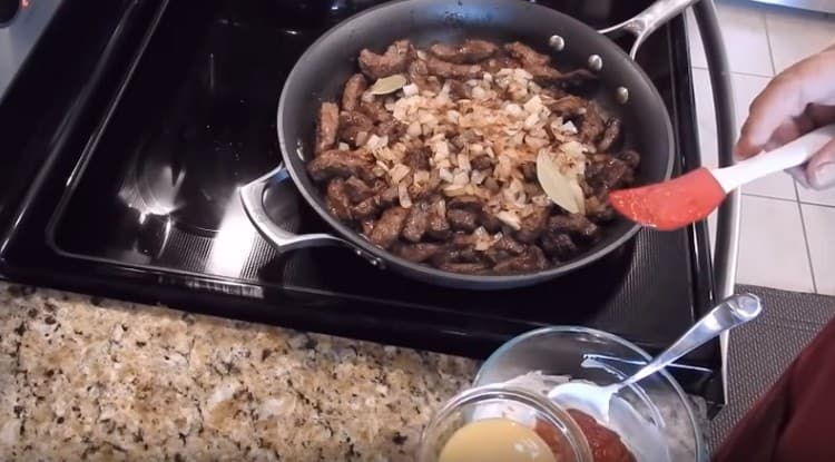 Mix sour cream with tomato paste, water and mustard.