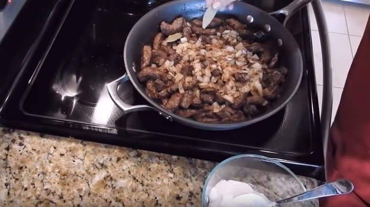 Add bay leaf to the pan.