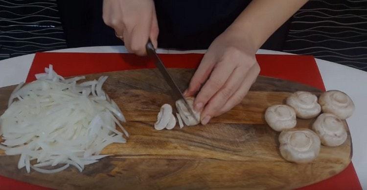 We cut the mushrooms into slices.
