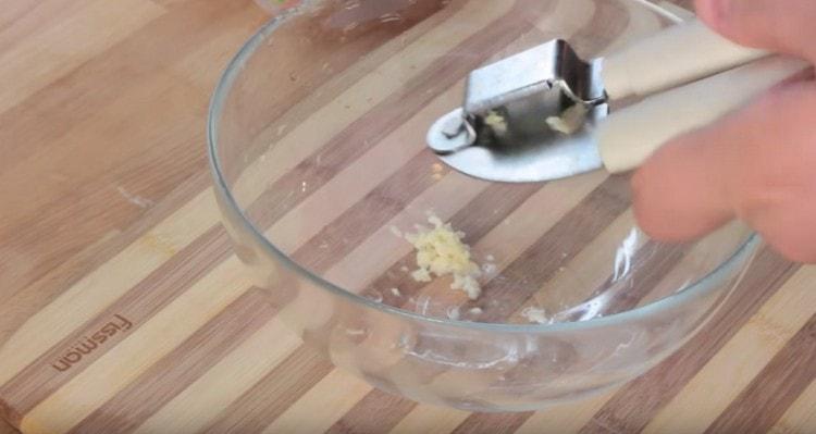 chop garlic with garlic presses.