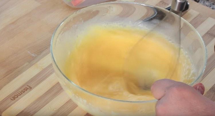 Eggs are beaten to the garlic and beat.