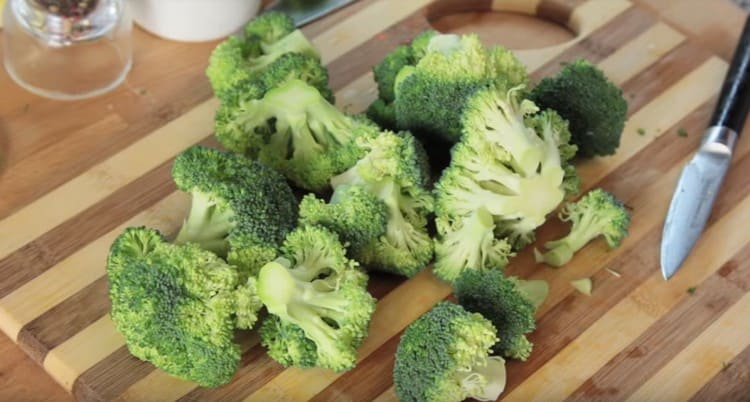 Cut broccoli into inflorescences.