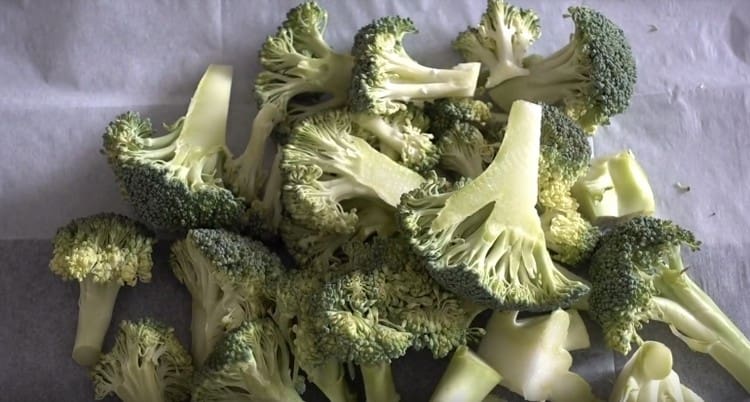 We spread the inflorescences on a baking sheet covered with parchment.