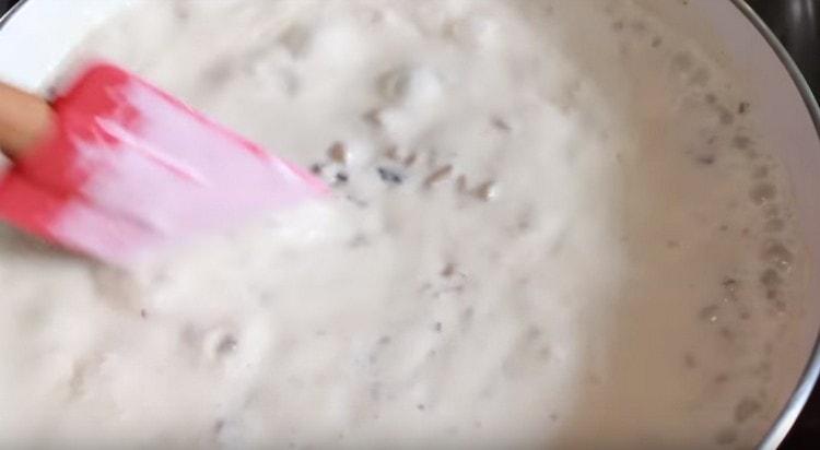 Bring the sauce to a thickening.