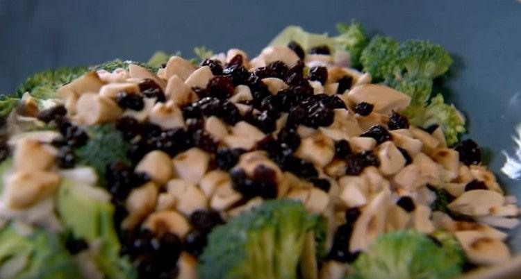 Add the fried almonds and currants.