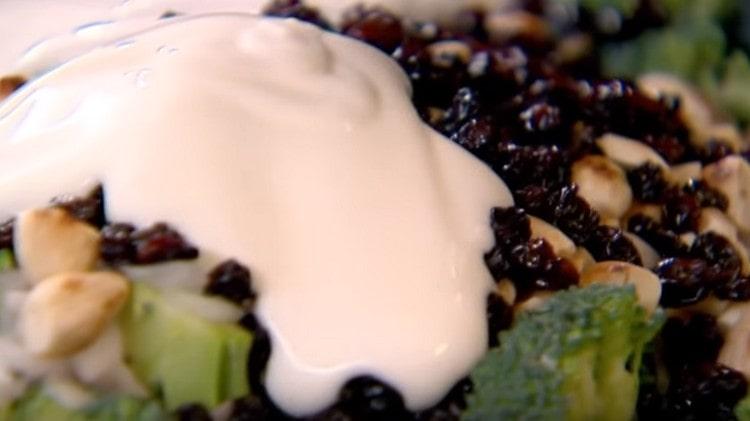 Dress the salad with yogurt.