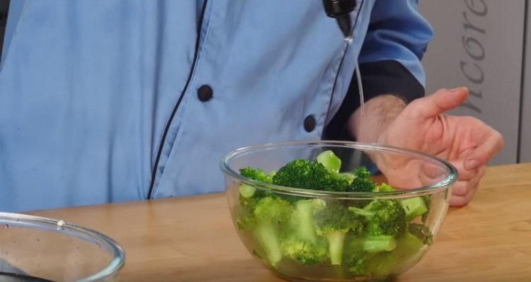 Pour the cabbage with olive oil, add salt.