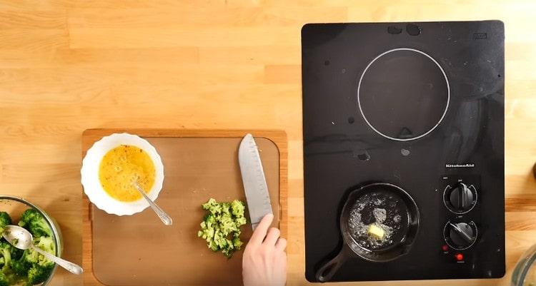 heat the pan with oil.