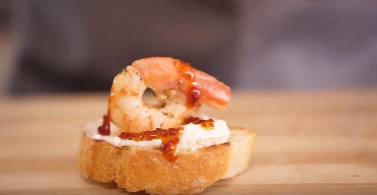 Lightly pour almost ready-made bruschettas with sauce.