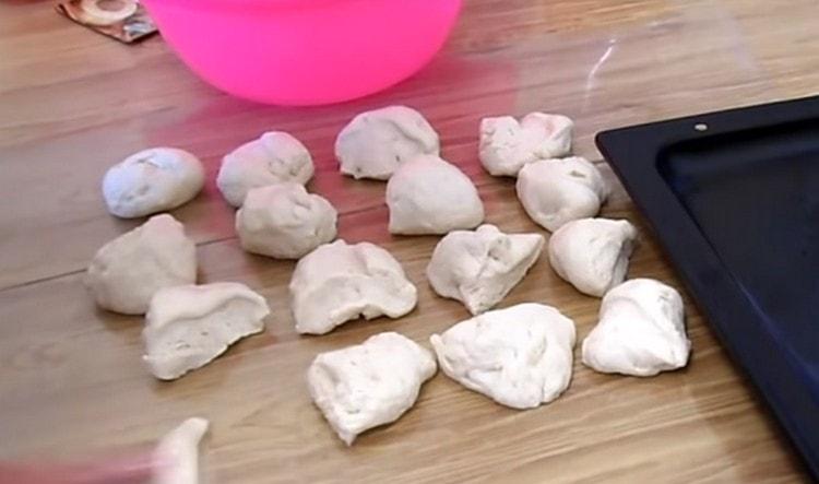 Divide the dough into identical pieces.