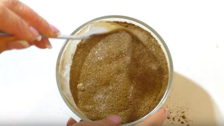 Mix sugar with cinnamon.