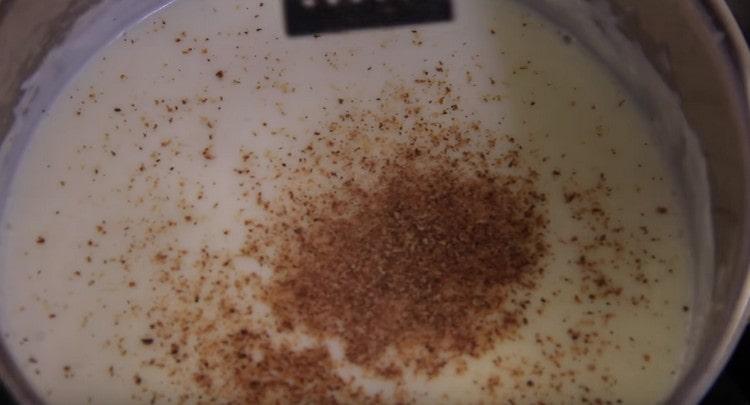 Add the nutmeg to the thickened sauce.