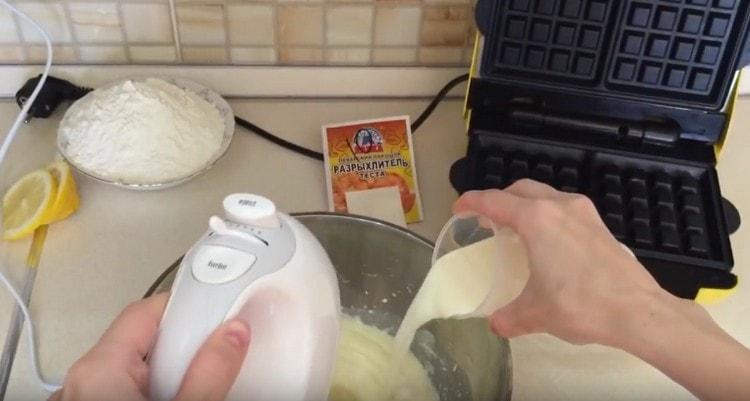 Next, we introduce milk into the oil mass.