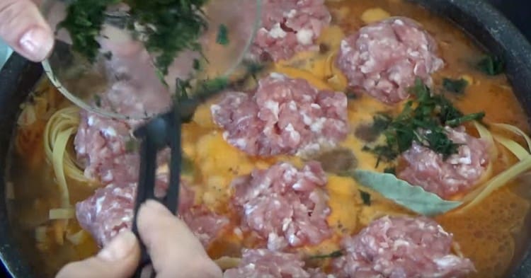 sprinkle the dish with herbs, cover and simmer until cooked.