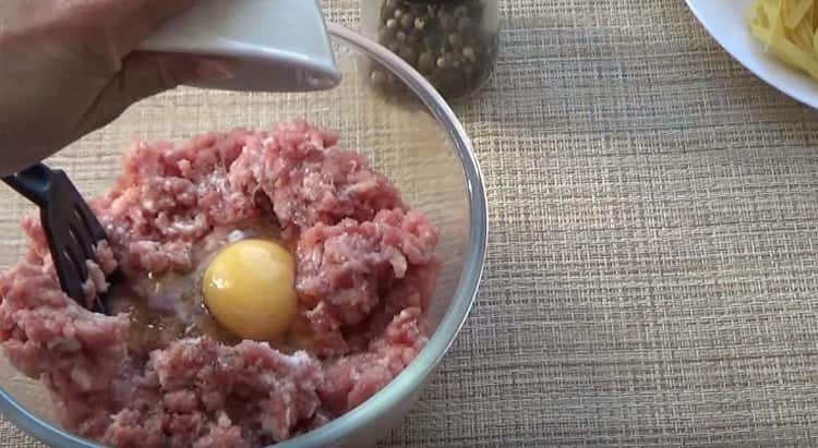 Add the egg to the minced meat and mix.