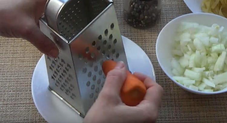 Rub the carrots on a grater.
