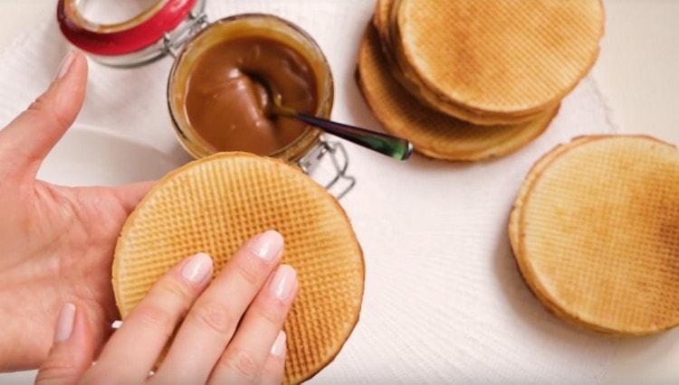 For the filling of such a dessert, you can use condensed milk.