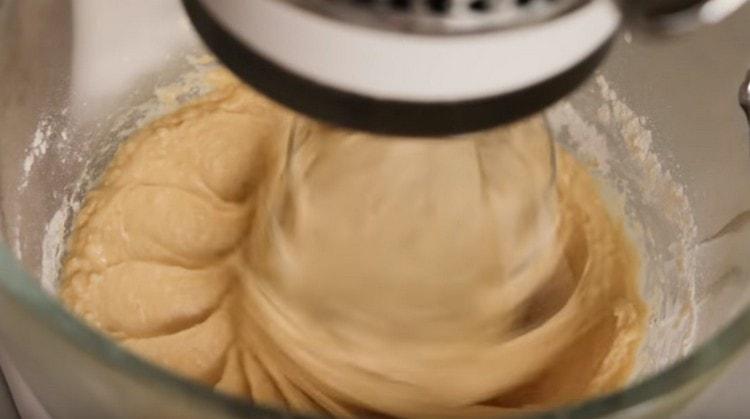 Beat the dough with a mixer to a homogeneous consistency.