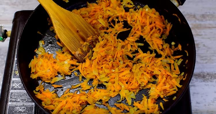 Add carrot to the onion.