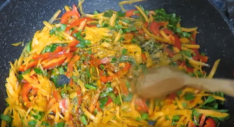 We pass the vegetables in a pan, add spices.