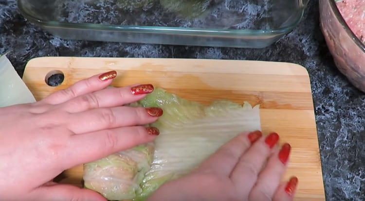 We spread the cabbage leaf on the board.