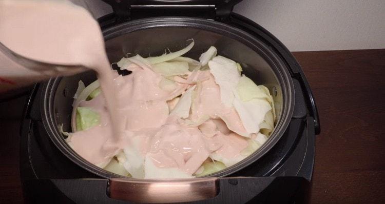 The resulting sauce, pour the dish and turn on the slow cooker.