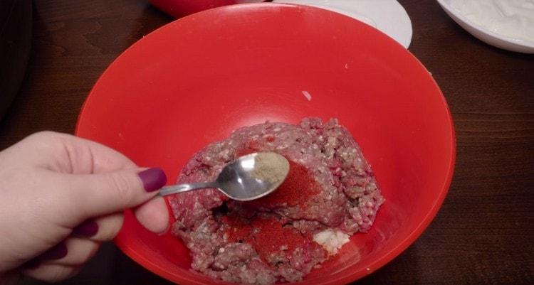 Add the minced meat, pepper, paprika, salt to the onion.