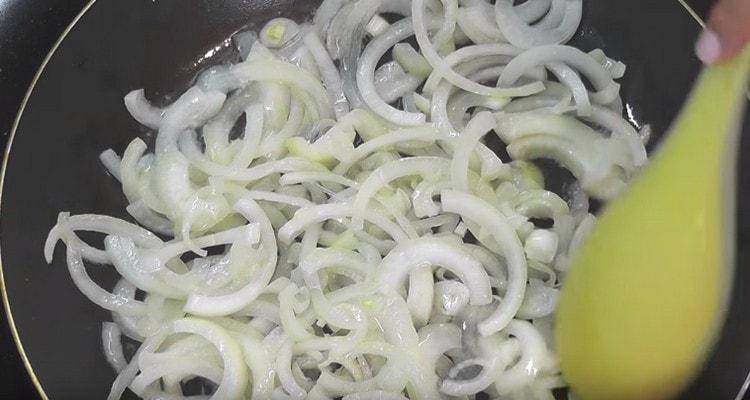 Fry the onions in a pan.