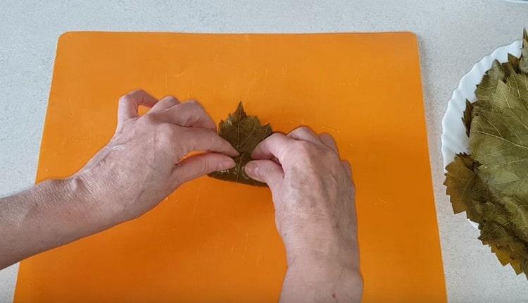 Wrap the filling, forming a cabbage roll.