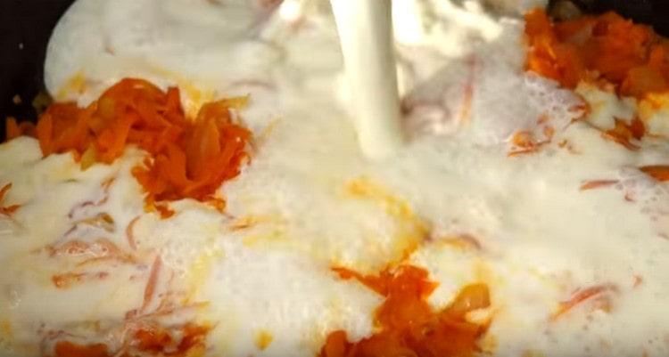 Pour vegetables in a frying pan with a sour cream mixture.