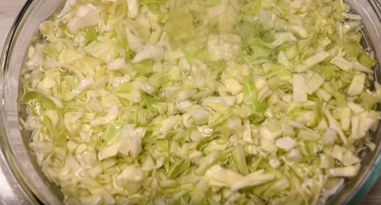 Pour boiling water over the cabbage and cover with a lid.