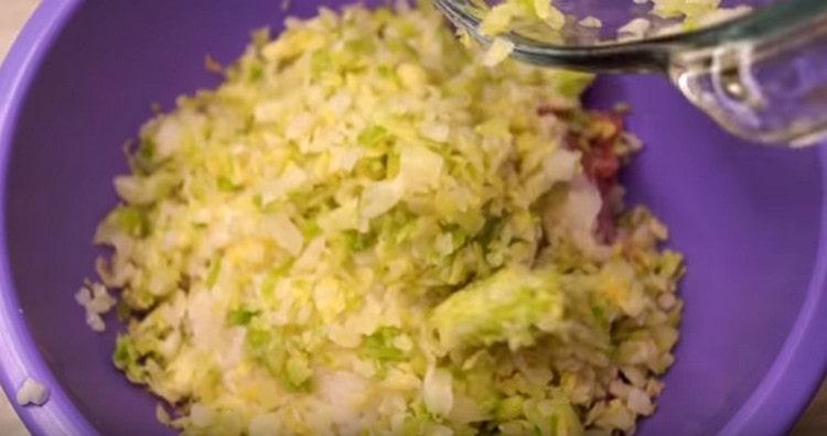 Add the cabbage previously squeezed from the water.
