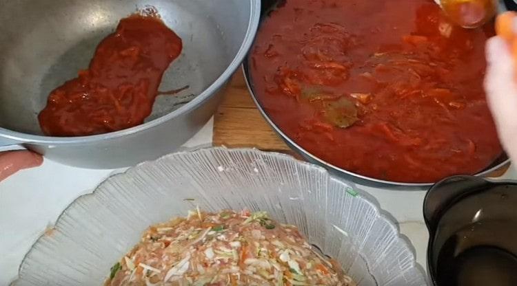 At the bottom of the cauldron, pour a little gravy.