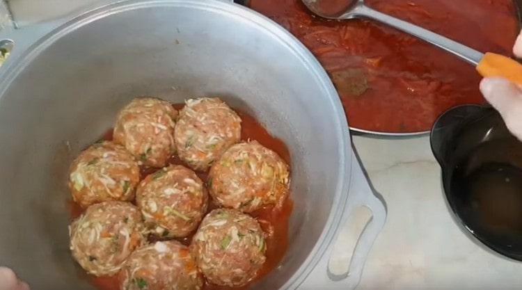 We spread lazy cabbage rolls in a cauldron.