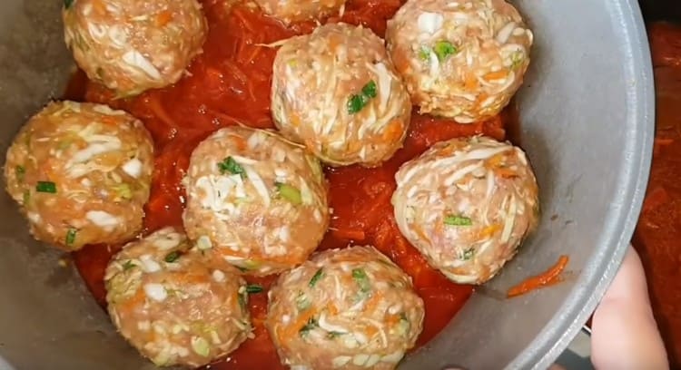 We spread the lazy cabbage rolls in the cauldron in layers.