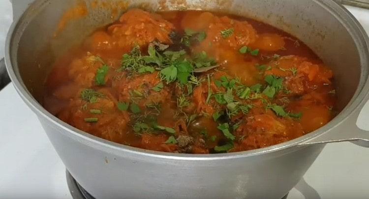 Ready lazy cabbage rolls with cabbage and ground meat season with chopped herbs.