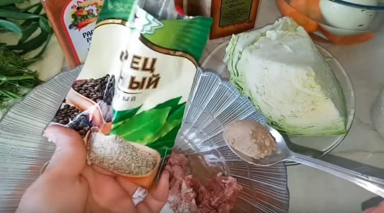 Add salt and pepper to the minced meat.