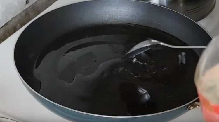 Heat the pan with vegetable oil.