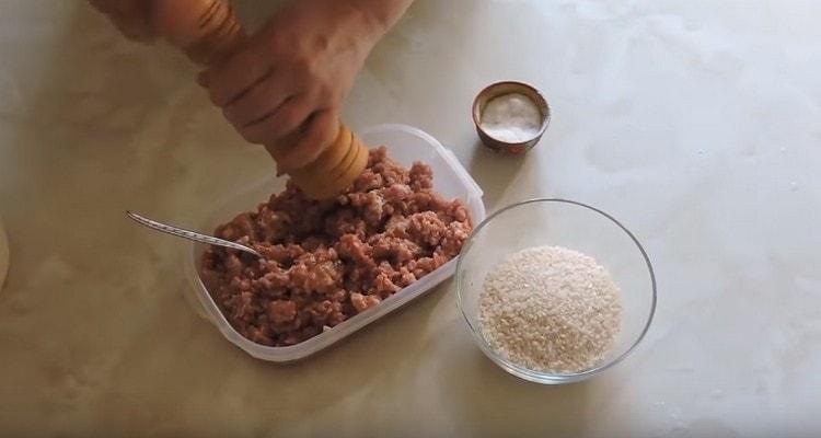 Salt and pepper minced meat.