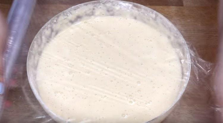 We leave the finished dough for half an hour.