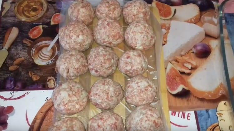 Having mixed the forcemeat, we make meatballs from it.