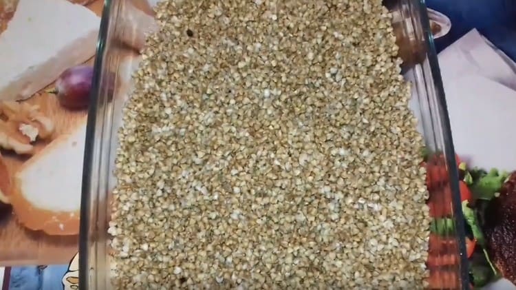 We spread buckwheat in a baking dish, draining water from it.